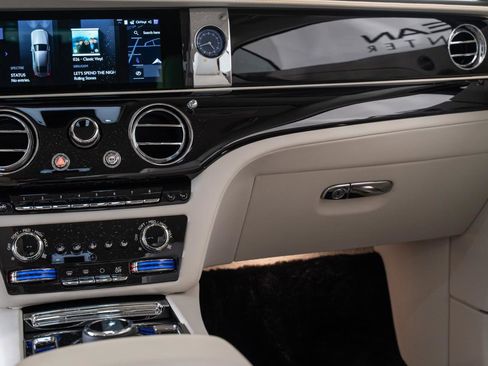 Used 2026 Rolls-Royce Spectre image 19