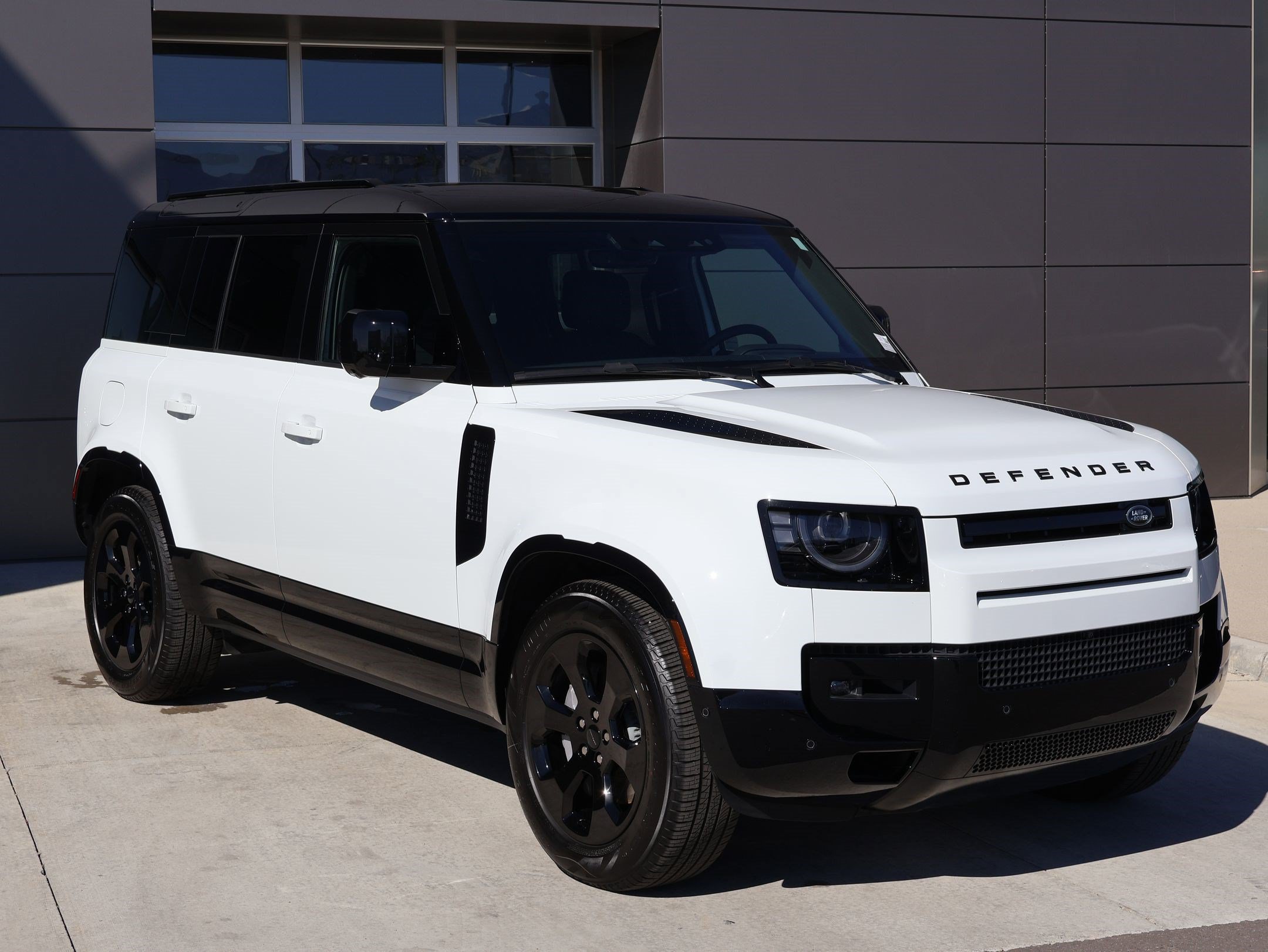 Used 2026 Land Rover Defender 110 X-Dynamic SE AWD/4WD image 3