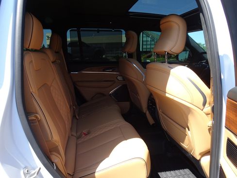 Used 2025 Jeep Grand Cherokee Summit AWD/4WD image 21
