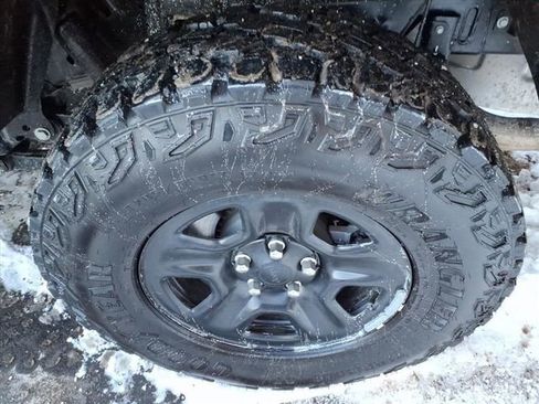 Used 2025 Jeep Gladiator Sport image 6