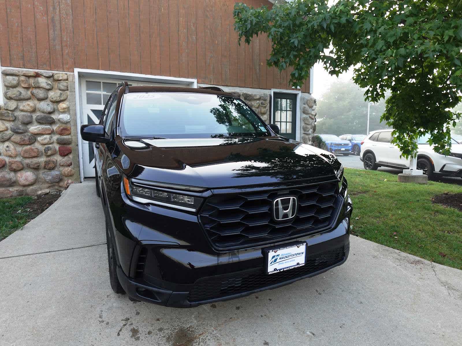 Used 2025 Honda Pilot Sport image 3