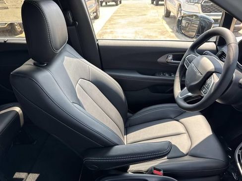 New 2027 Chrysler Pacifica Select FWD image 11