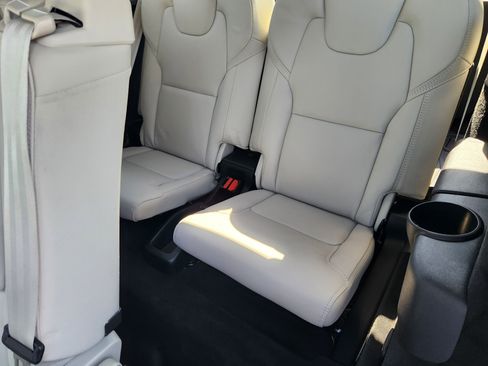 Certified 2025 Volvo XC90 T8 Ultra w/ Protection Package Premier image 33