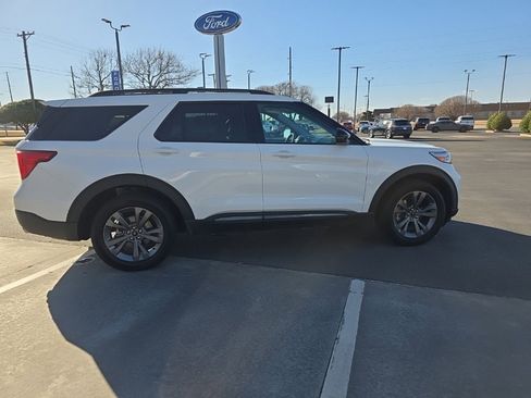 Used 2022 Ford Explorer XLT w/ Equipment Group 202A image 8