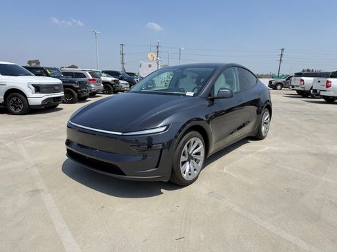 Used 2026 Tesla Model Y 2WD image 1