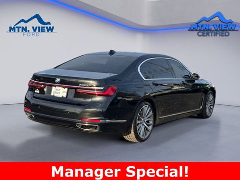 Used 2022 BMW 750i xDrive w/ Luxury Rear Seating Package image 9