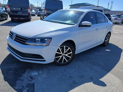 Used 2017 Volkswagen Jetta SE image 2
