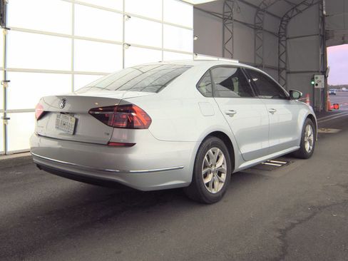 Used 2018 Volkswagen Passat 2.0T S image 10