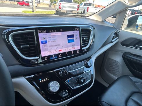 Used 2023 Chrysler Pacifica Touring-L FWD image 36