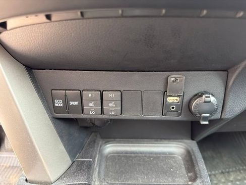 Used 2018 Toyota RAV4 XLE AWD/4WD image 27