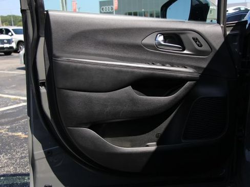 Used 2025 Chrysler Pacifica Select FWD image 13