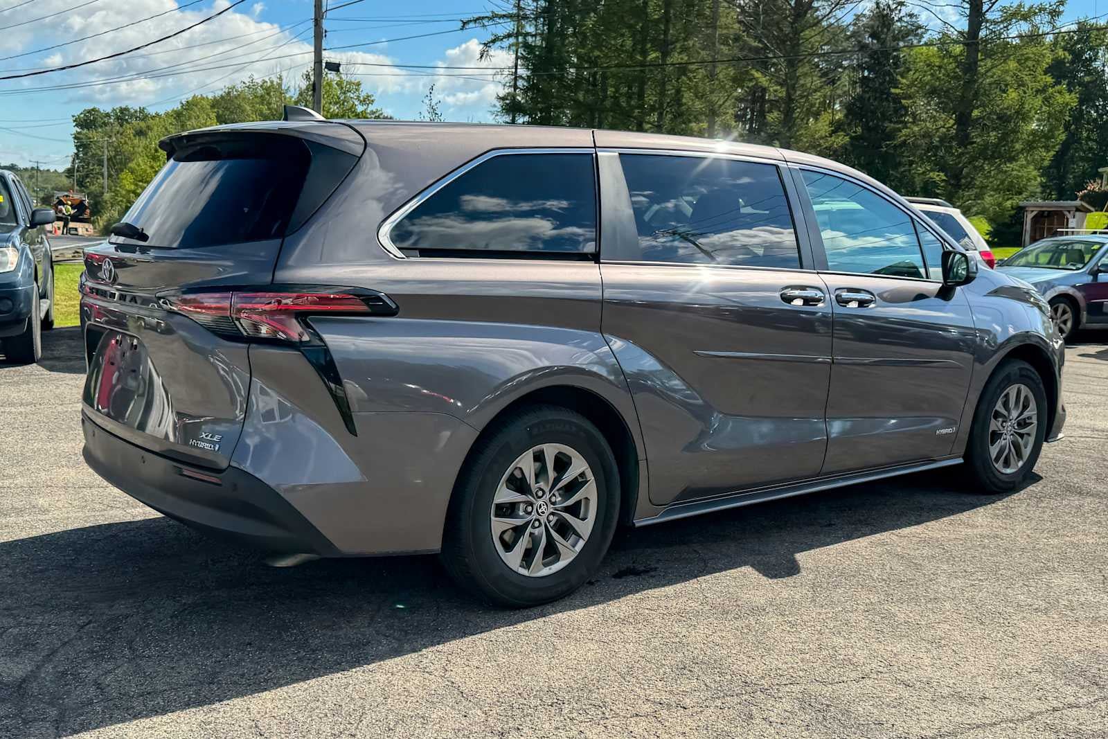 Used 2021 Toyota Sienna XLE FWD image 3