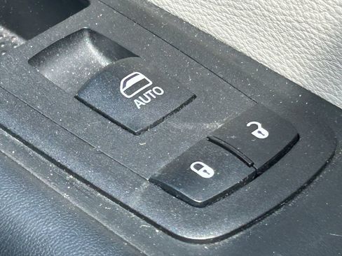 Used 2023 Chrysler Pacifica Touring-L FWD image 39