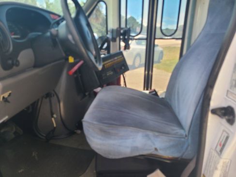 Used 1999 Ford E-450 and Econoline 450 image 10