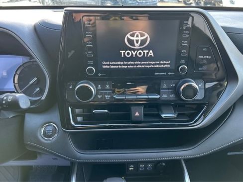 Used 2022 Toyota Highlander XLE image 12