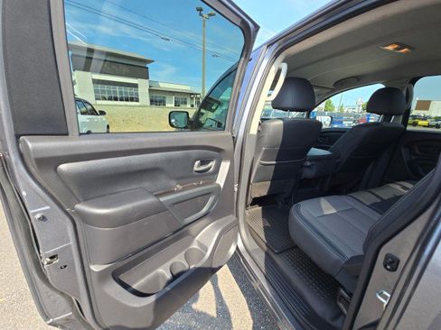 Used 2019 Nissan Titan S image 17