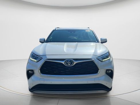 Used 2021 Toyota Highlander Platinum FWD image 2