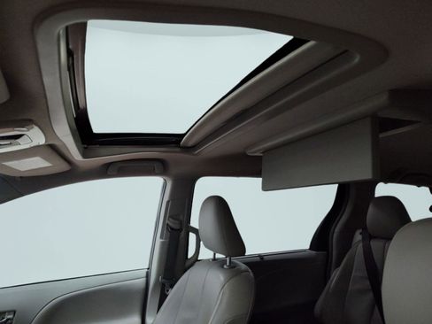 Used 2013 Toyota Sienna XLE image 13