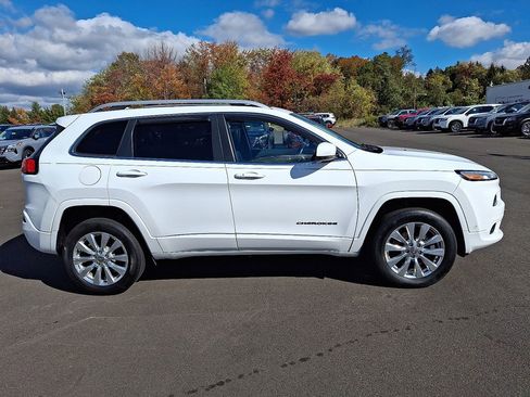 Used 2017 Jeep Cherokee Overland w/ Technology Group image 7