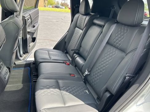 Used 2025 Mitsubishi Outlander 4WD Plug-In Hybrid image 30