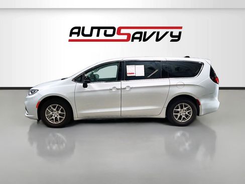 Used 2024 Chrysler Pacifica Touring-L FWD image 4