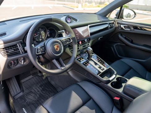 New 2026 Porsche Macan AWD/4WD image 4