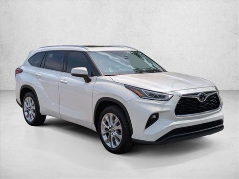 Used 2021 Toyota Highlander Limited FWD image 3