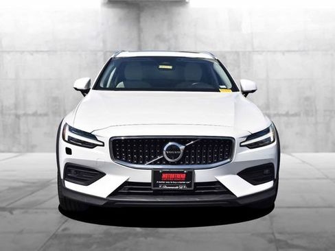 Used 2025 Volvo V60 B5 Cross Country Plus AWD/4WD image 4