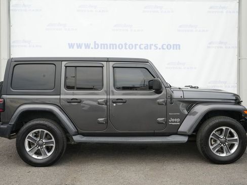 Used 2018 Jeep Wrangler Unlimited Sahara w/ Dual Top Group AWD/4WD image 7