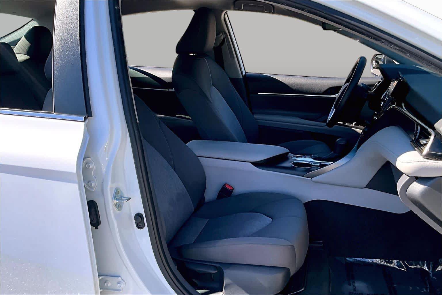 Used 2022 Toyota Camry LE FWD image 9