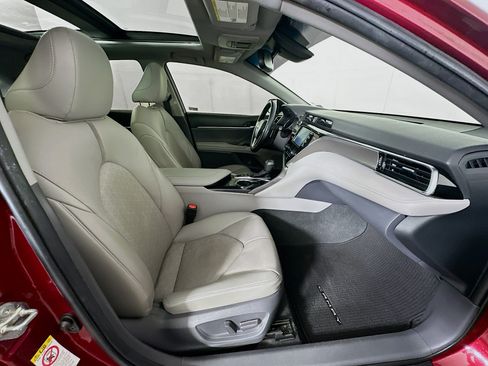 Used 2018 Toyota Camry XSE FWD image 30