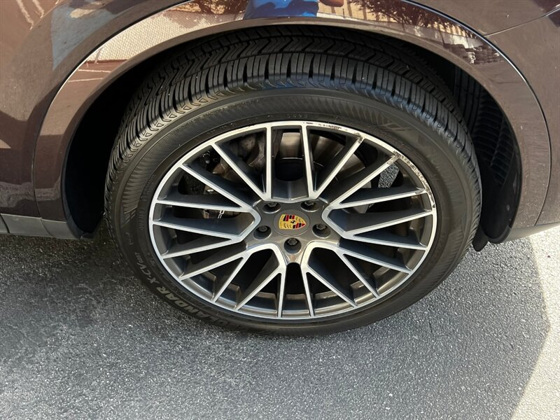 Used 2020 Porsche Cayenne AWD/4WD image 11