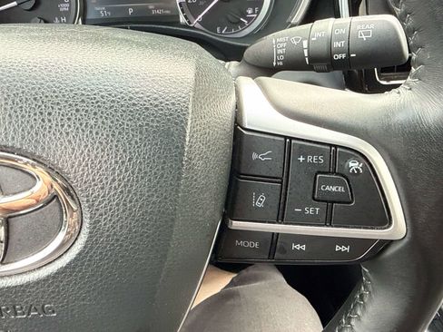 Used 2023 Toyota Highlander XLE AWD/4WD image 26