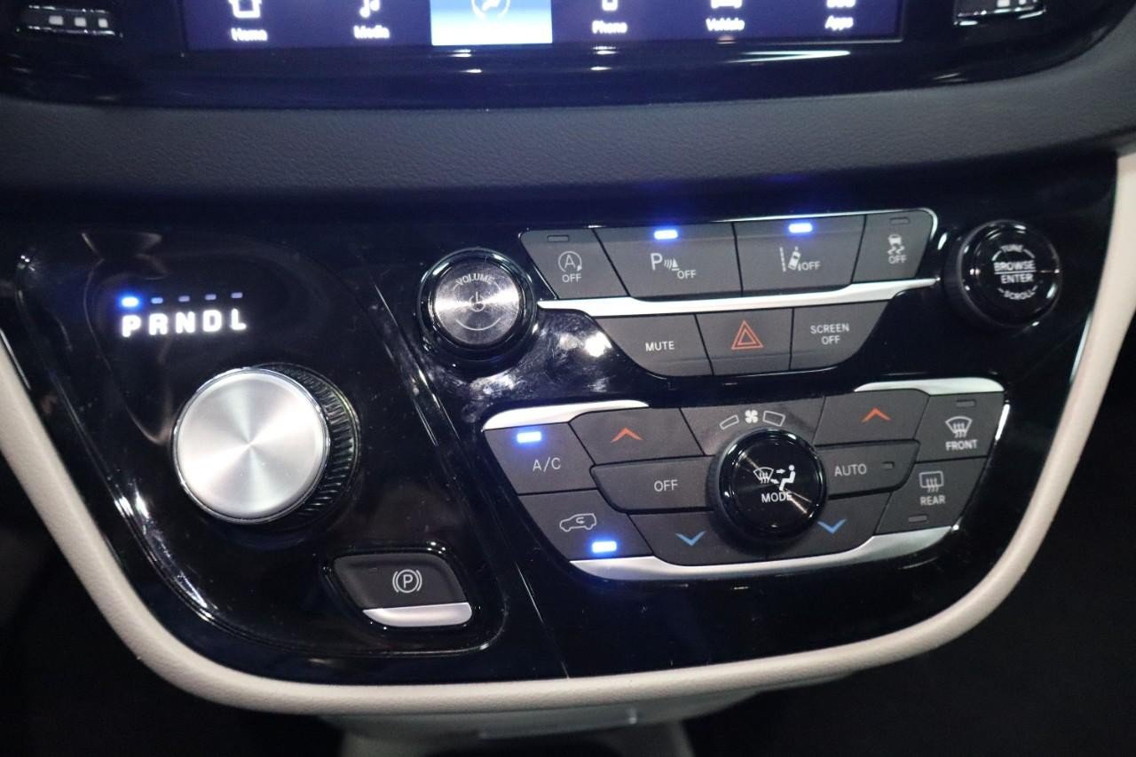 Used 2023 Chrysler Pacifica Touring-L FWD image 17