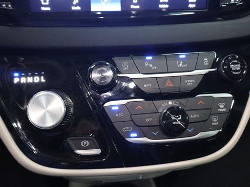 Used 2023 Chrysler Pacifica Touring-L FWD image 17