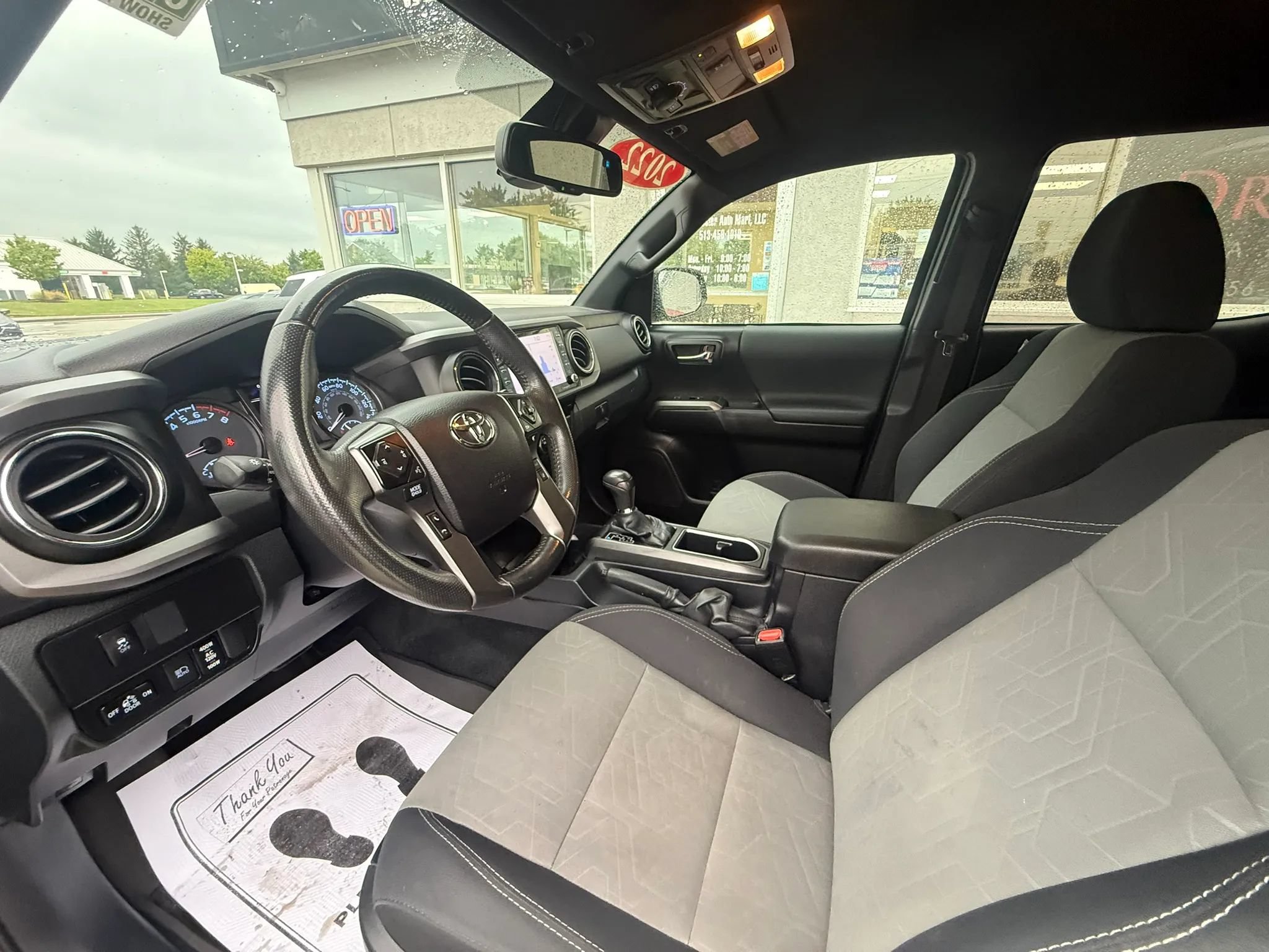 Used 2022 Toyota Tacoma TRD Off-Road AWD/4WD image 9