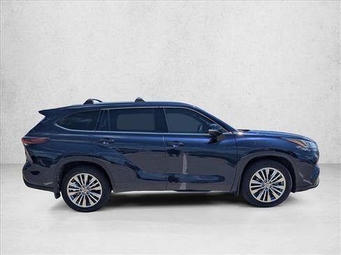 Used 2026 Toyota Highlander Platinum AWD/4WD image 4