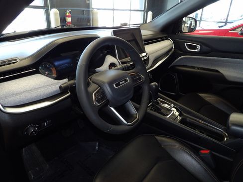 Used 2024 Jeep Compass Latitude AWD/4WD image 24