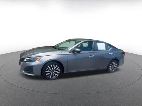Used 2025 Nissan Altima 2.5 SV FWD image 8