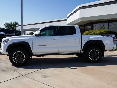 Used 2022 Toyota Tacoma TRD Off-Road w/ Technology Package AWD/4WD image 5