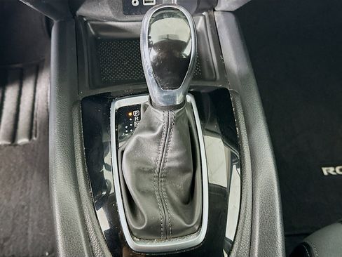 Used 2018 Nissan Rogue SV w/ Premium Package image 24