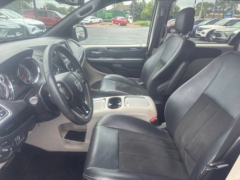 Used 2019 Dodge Grand Caravan SXT FWD image 8