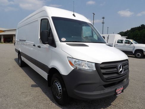 Used 2023 Mercedes-Benz Sprinter 3500 image 11