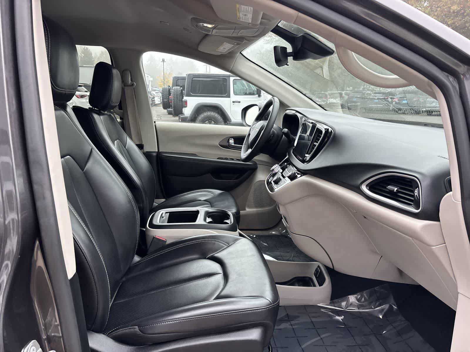 Used 2023 Chrysler Pacifica Touring-L FWD image 6