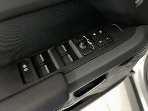 Used 2024 Land Rover Defender 110 X-Dynamic SE image 13