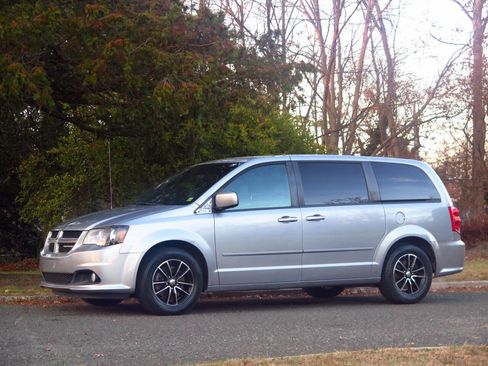 Used 2015 Dodge Grand Caravan R/T image 1