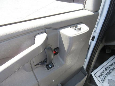 Used 2017 Chevrolet Express 3500 RWD image 17