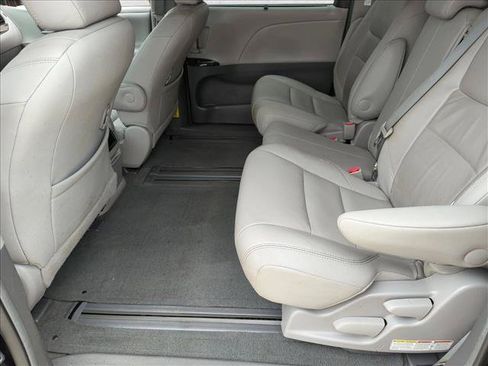 Used 2015 Toyota Sienna XLE FWD image 18