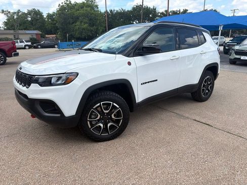 Used 2025 Jeep Compass Trailhawk AWD/4WD image 1