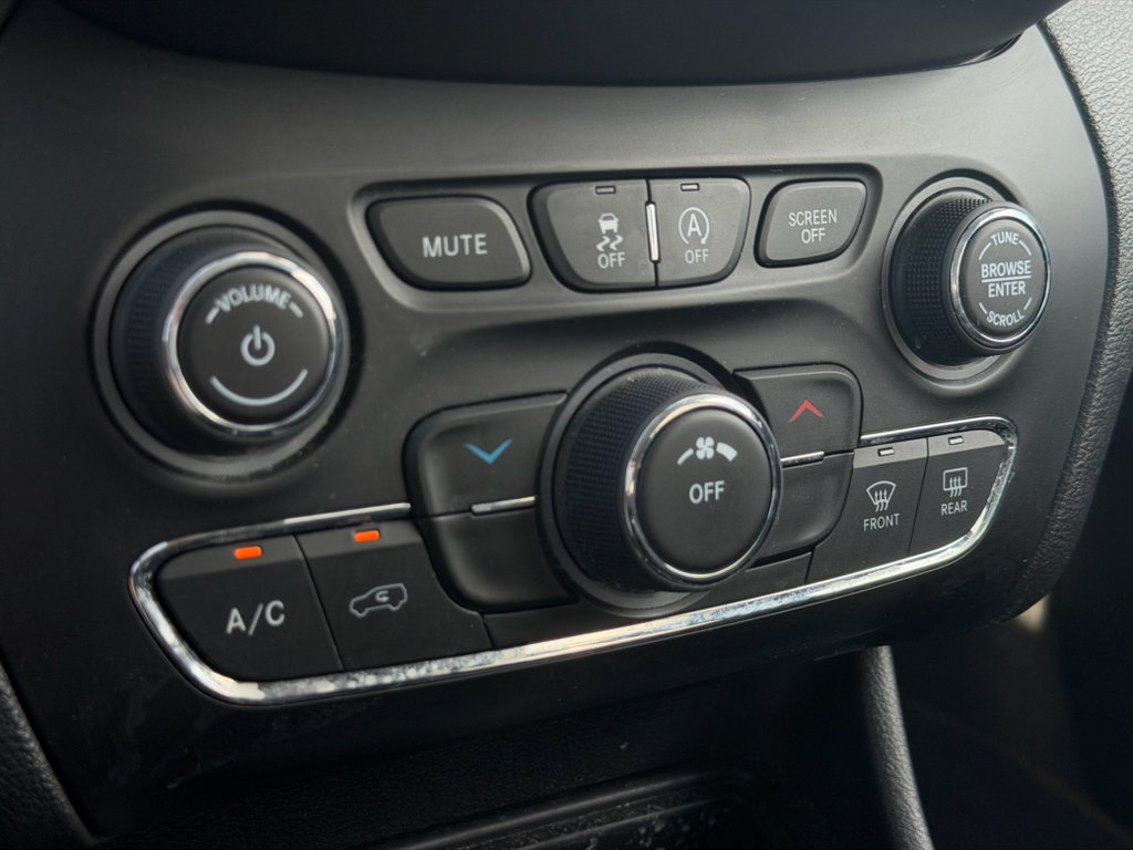 Used 2020 Jeep Cherokee Latitude AWD/4WD image 13